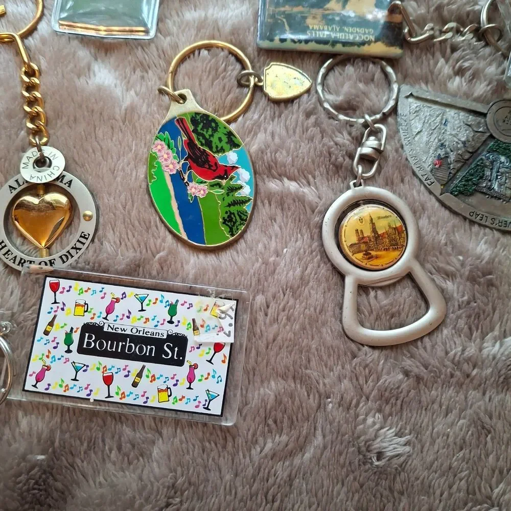 26 Vintage Southern USA Travel Souvenirs - Keychains - Alabama, Georgia - 90s